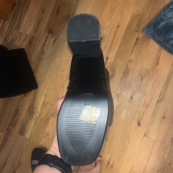 Knee length tall black boots - Picture 3 of 5